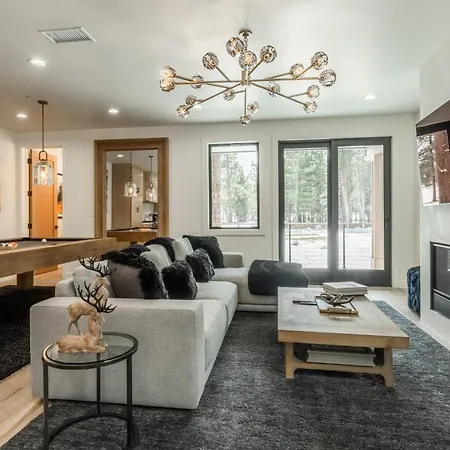 New Luxury 4Br /3Ba Obsidian Reserve #110 - Hot Tub, 2-Car Garage, Pool Table, Mount Views!